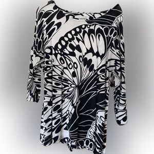 Chico's Black and White Abstract 3/4 Sleeves 
Rounded Scoop Neckline